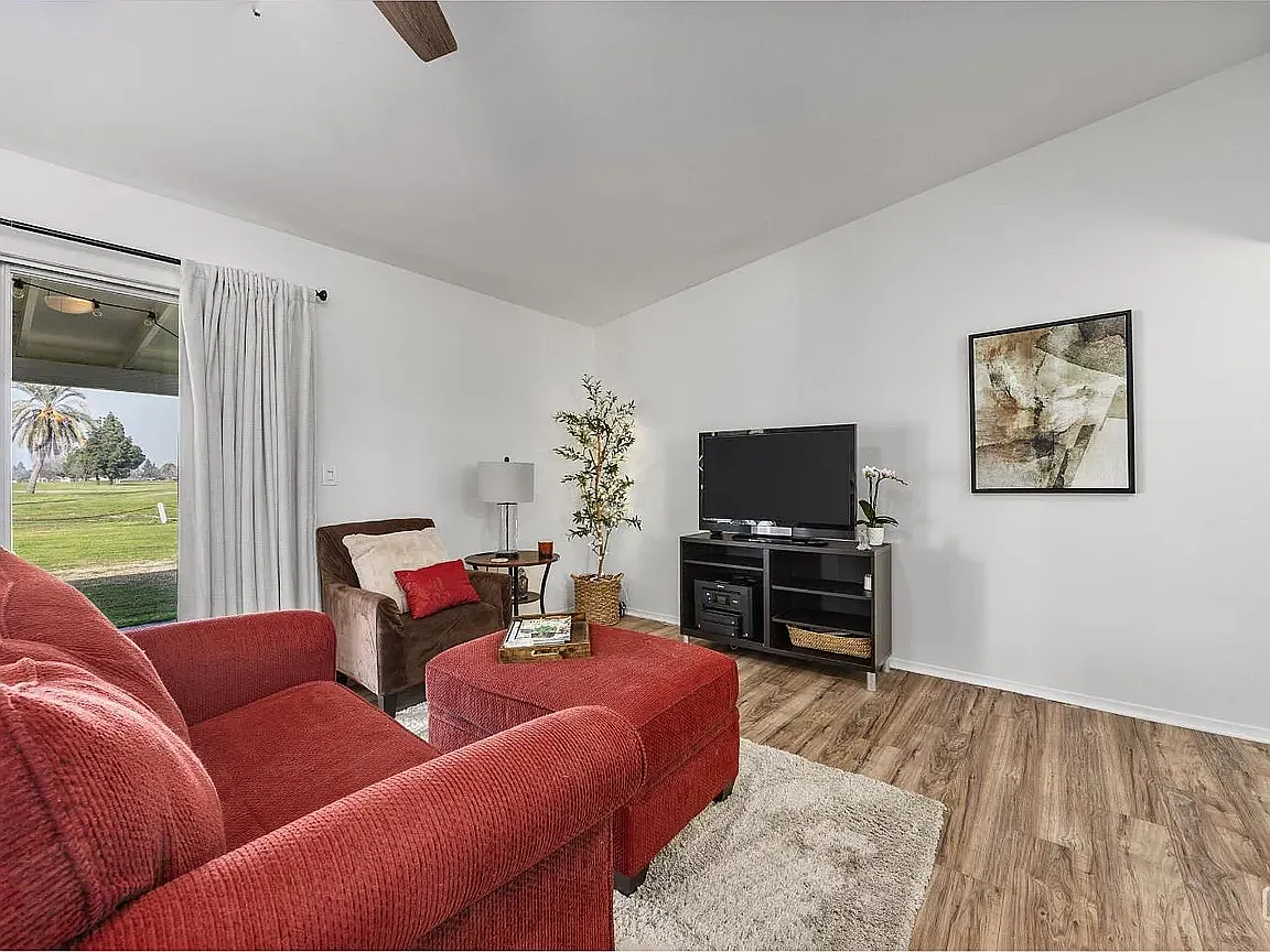 Living room - 5804 Sundale Ave