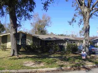 5035 Woodlawn Dr, Groves, TX 77619