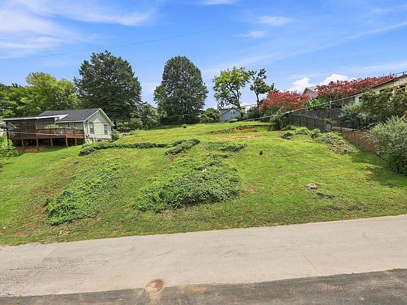 5th image of 404 Druid Ln