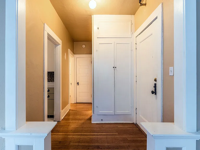 Carlyle Apartments — Photo 14