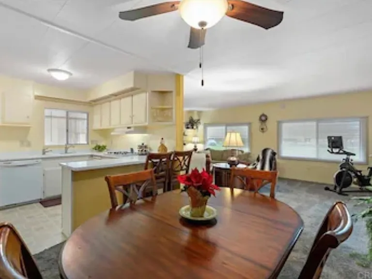 525 W El Norte Pkwy #27 — Photo 2