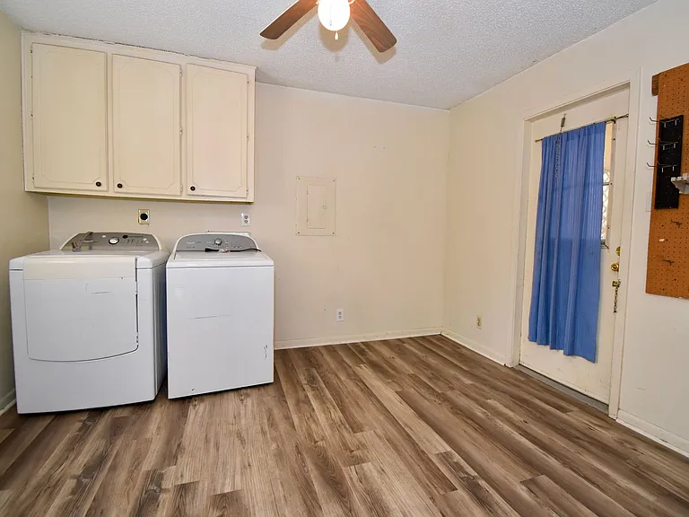 808 Laura Ln — Photo 4