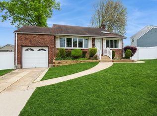 10 Ronnie Ln, Bethpage, NY 11714