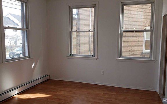 3rd image of 360 Kingsland Ave Floor 1