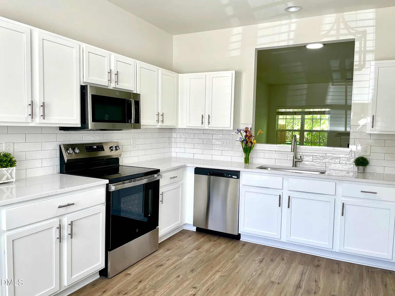 3 bed, 2.5 bath, 1410 sqft, $1,595 — Photo 3