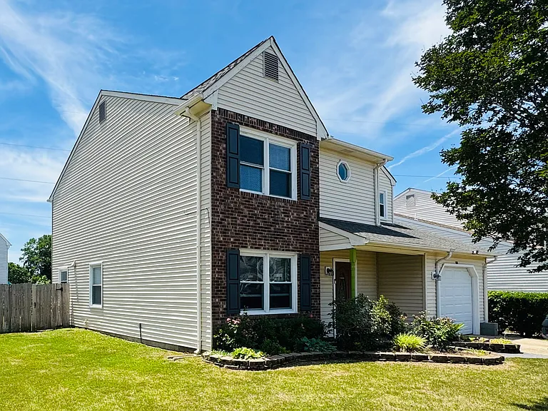 3901 Quartz Ln — Photo 2