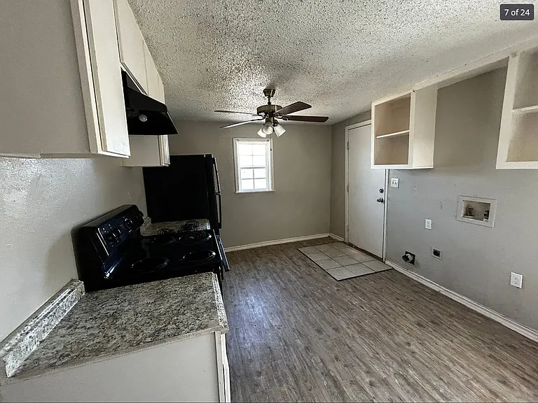 210 Avenue L — Photo 4