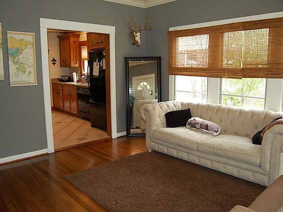 Walk into living room, great natural light!