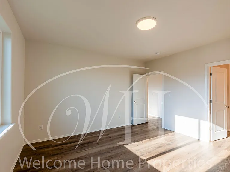 643 Ava St — Photo 22
