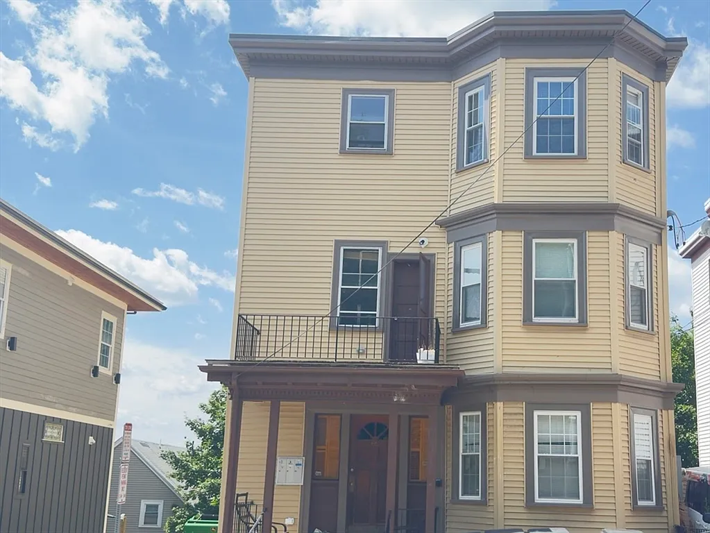 3 bed, 1.0 bath, 1500 sqft, $3,200 — Photo 3