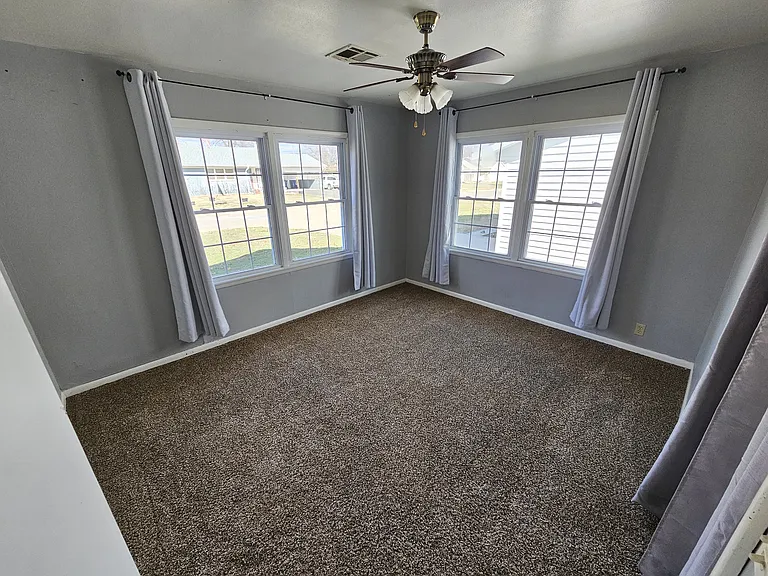 1904 W Oak Ave — Photo 15