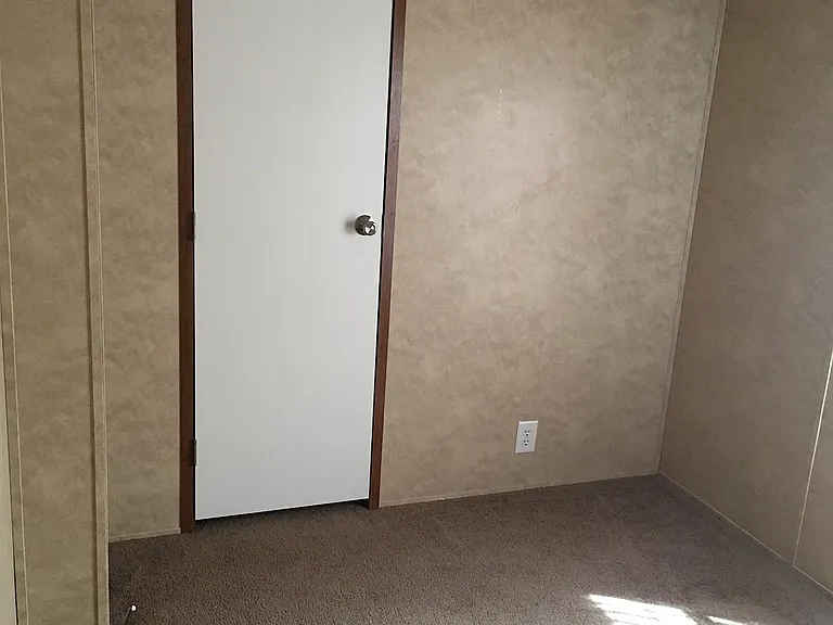 135 Elaine Dr — Photo 13