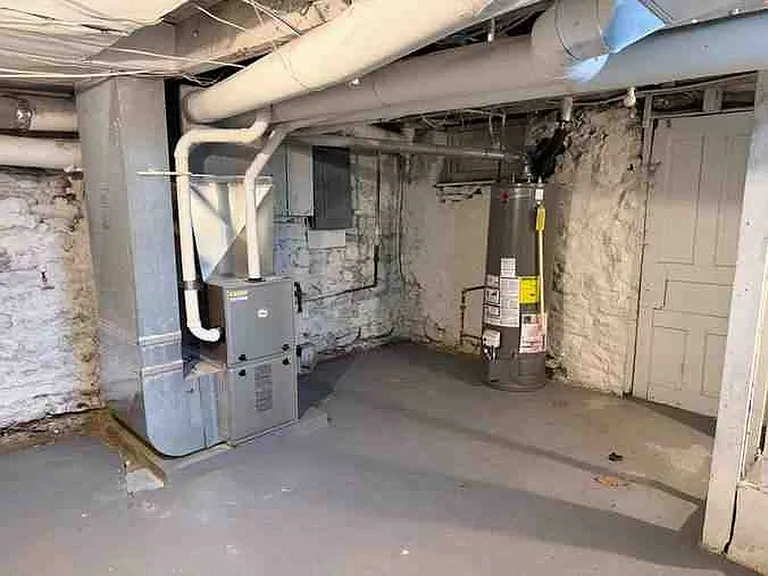 421 Belonda St — Photo 23