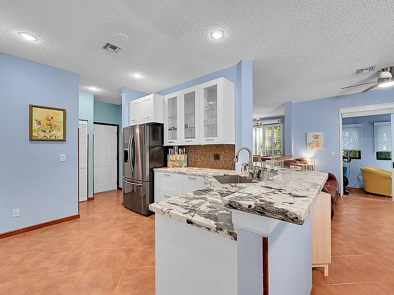 2922 Port Royale Ln S — Photo 14