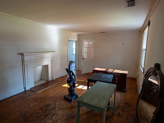 2nd image of 204 Commonwealth Ave