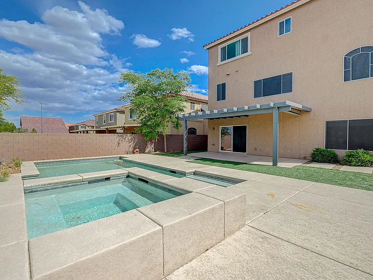 706 Eros Ct — Photo 32
