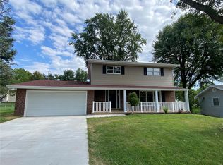 300 Meadowlark Ln, Saint Charles, MO 63301