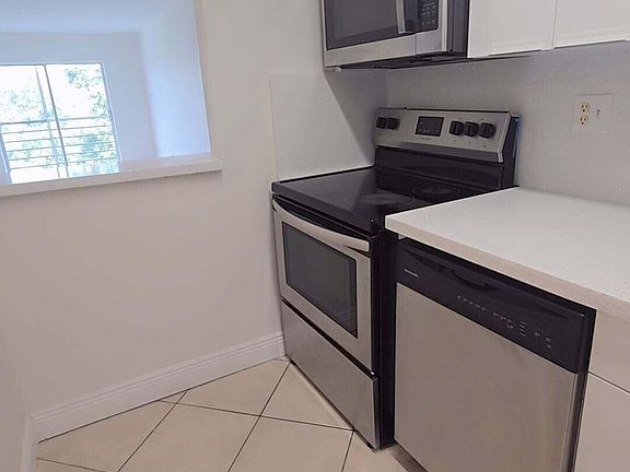 3rd image of 4121 Stirling Rd APT 404