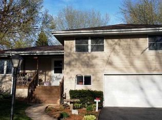 215 Park Crest Dr, Freeport, IL 61032