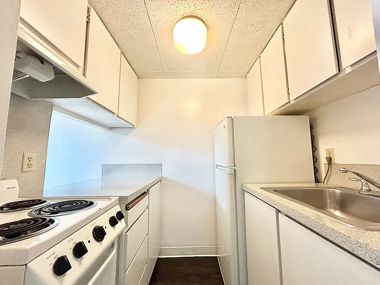Burlingame Apartments — Photo 24