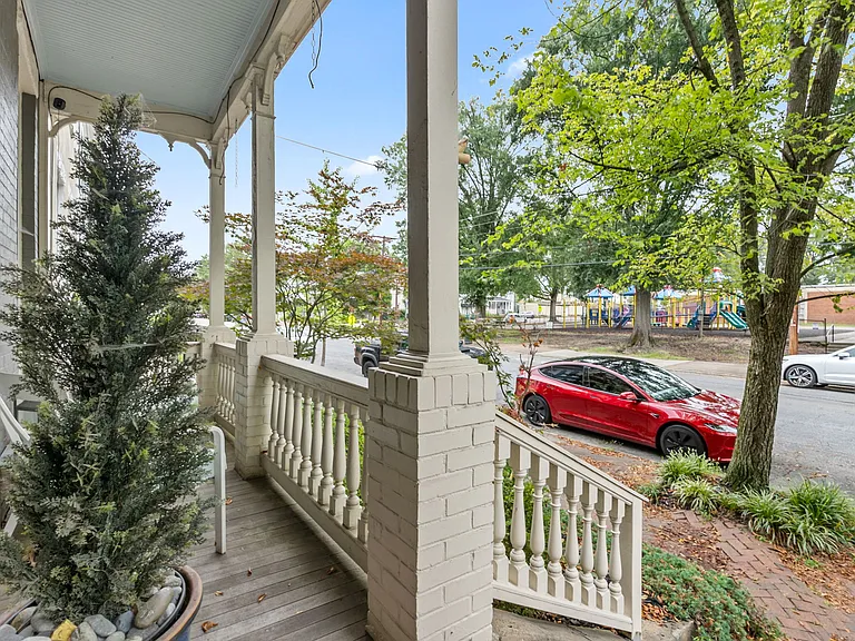 2915 E Marshall St — Photo 2