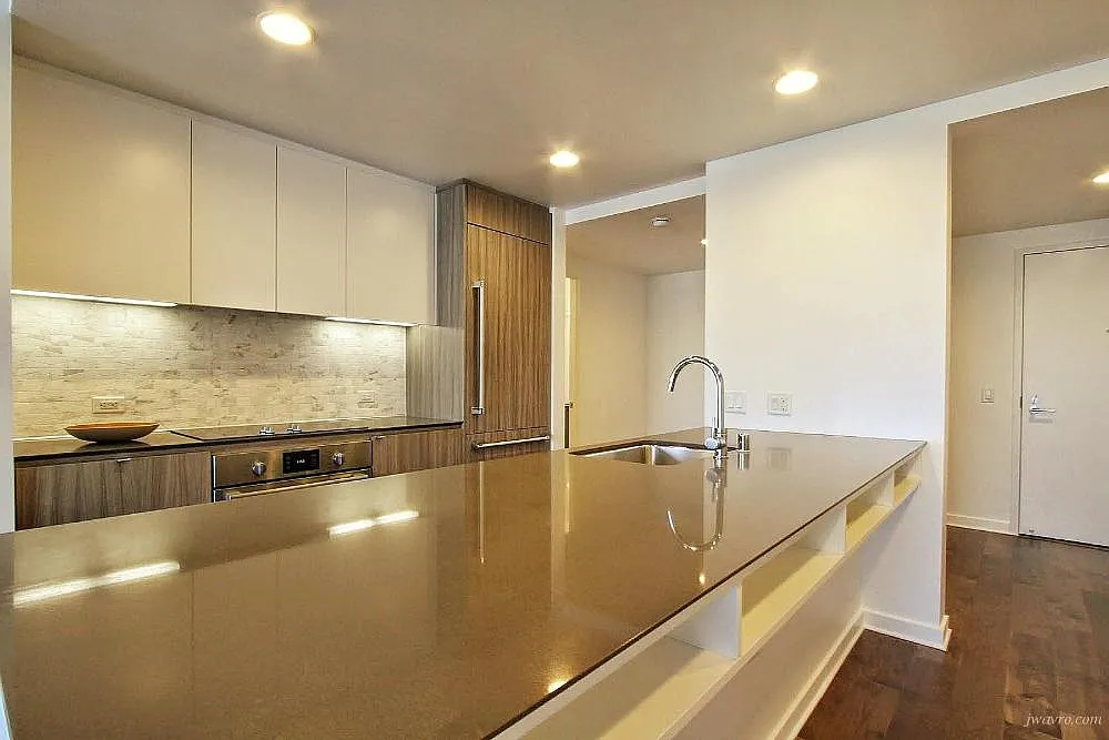 Luxury Mission Condo - 2 bed + office w/ parking — Photo 4