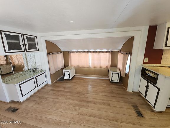 5th image of 208 E HEDGE Drive