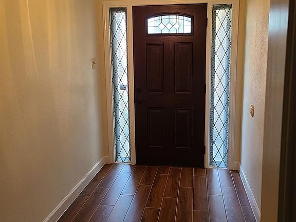 Attractive Front Entry!
