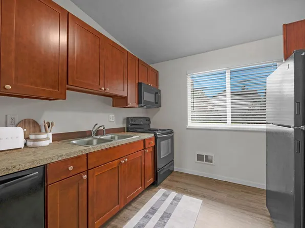 Pet-Friendly One- and Two-Bedroom Apartments in Edmonds