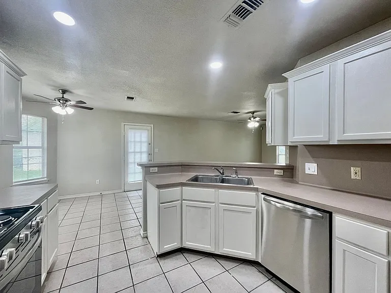 1825 Pearce Ct — Photo 7