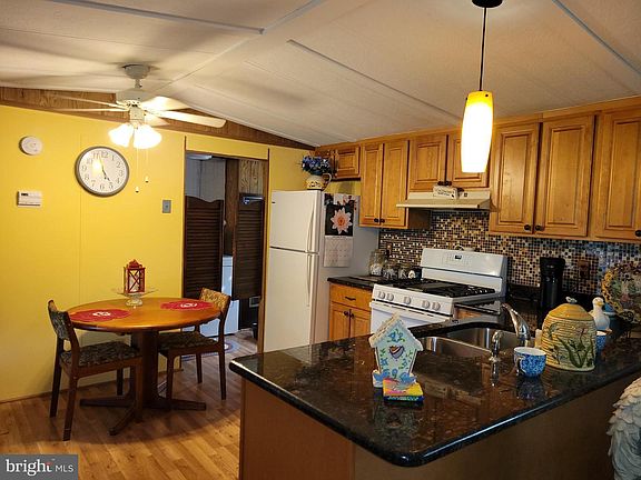 3rd image of 66 Bobolink Ave