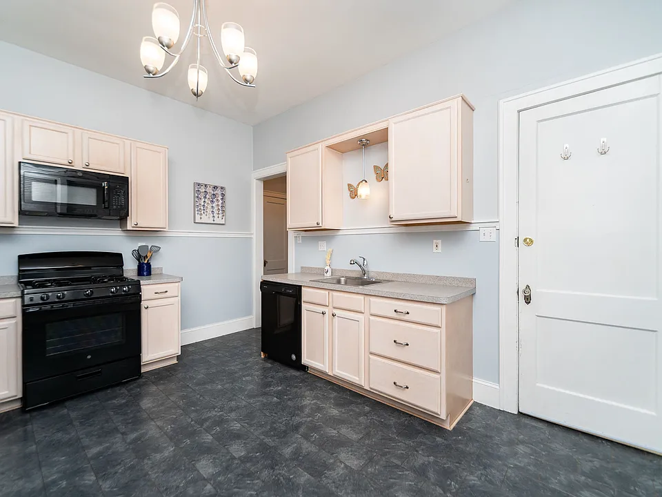39 Laverack Ave