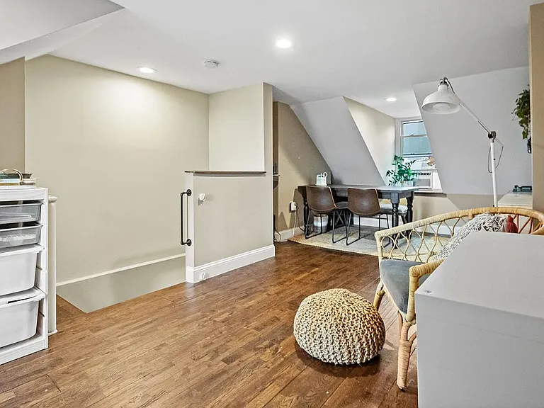 114 E Allen St — Photo 23