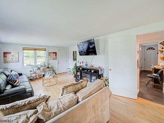 5th image of 426 Mount Kemble Ave
