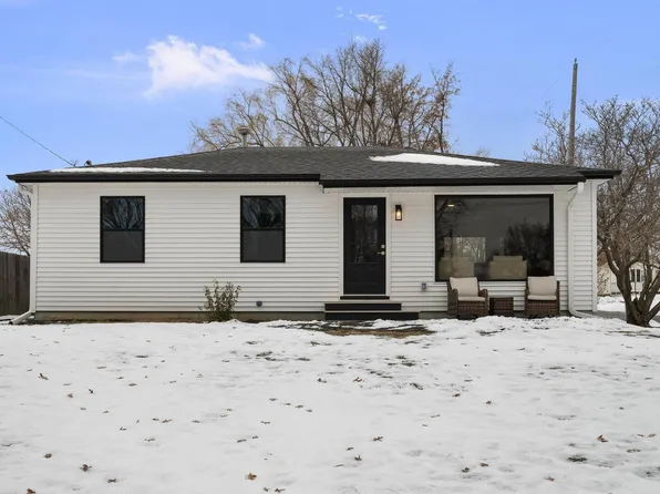 905 Wisconsin St, Le Claire, IA 52753