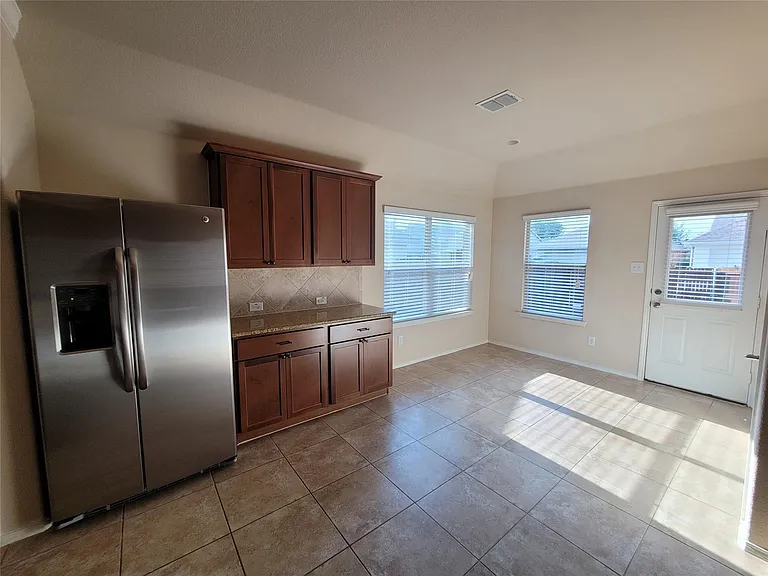 8913 Eastwood Ave — Photo 16