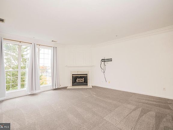 5th image of 1809 Kenwood Ave Unit 304
