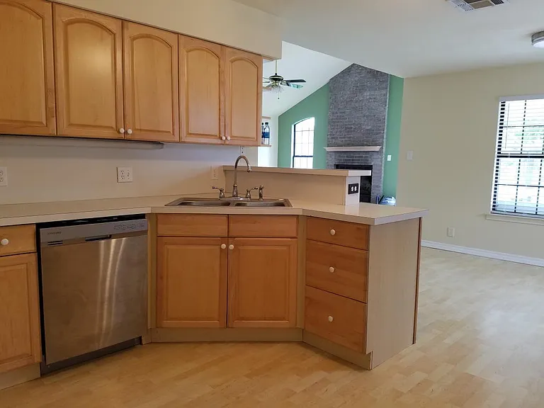 1805 Sharon Dr — Photo 6