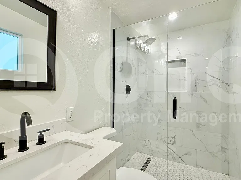 1228 W 5th St #1 — Photo 11