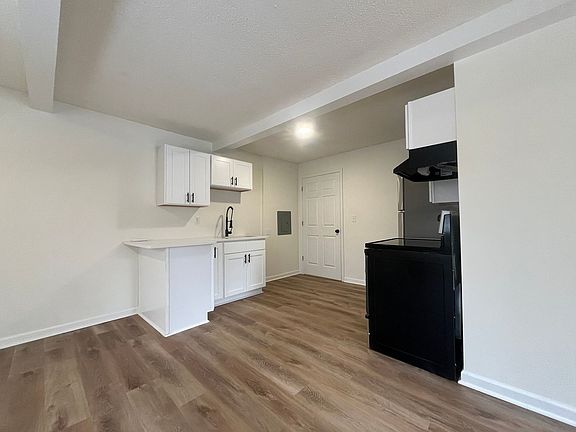 4th image of 2 Easy St