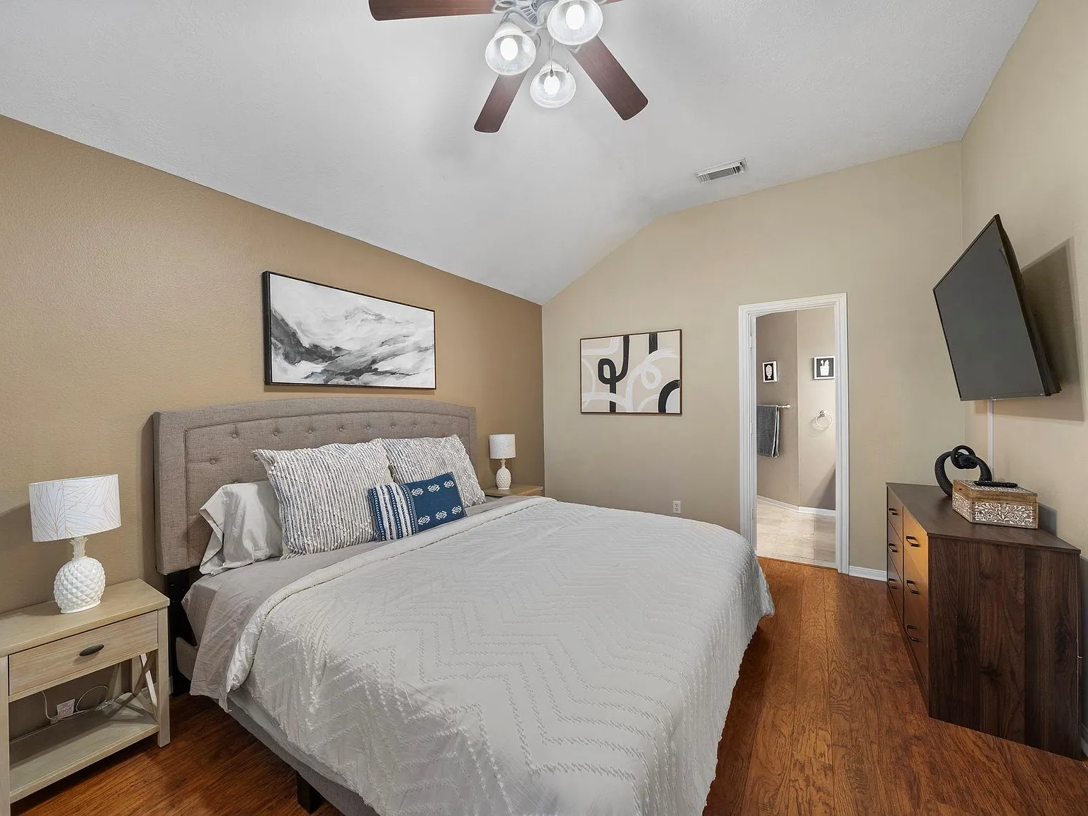 3 bed, 2.0 bath, 1190 sqft, $4,500 — Photo 4