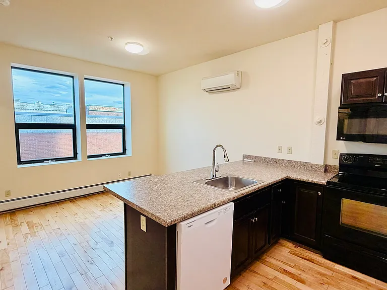 191 College St #212 — Photo 16