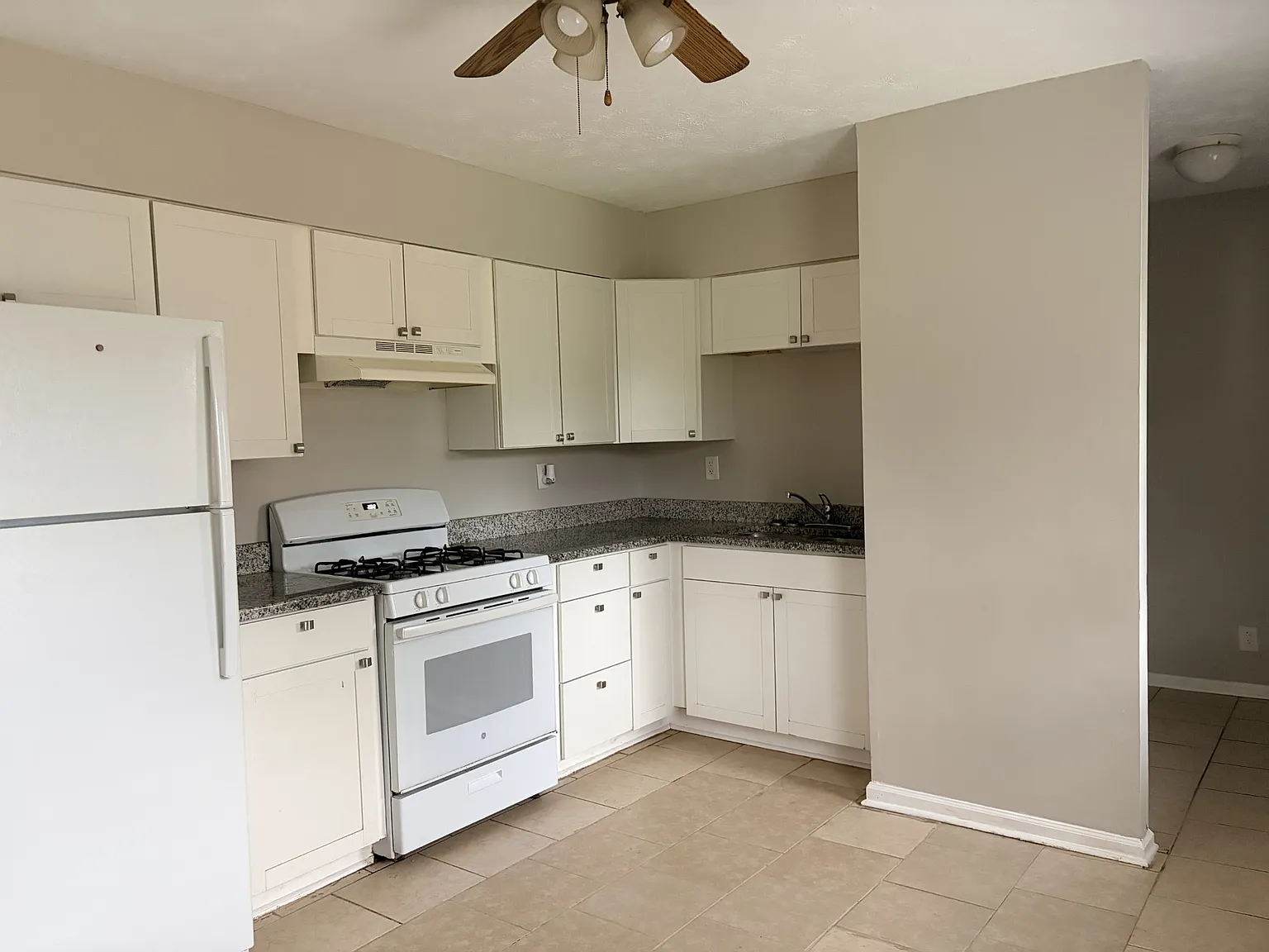 3 bed, 1000 sqft, $1,800 — Photo 3