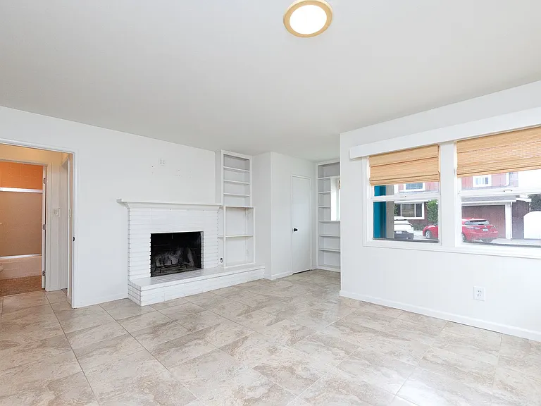 136 Oxnard Ave — Photo 2