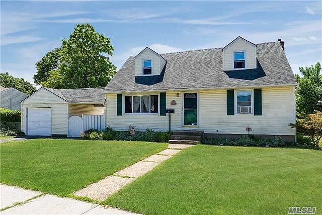 1st image of 11 Greenbriar Ln