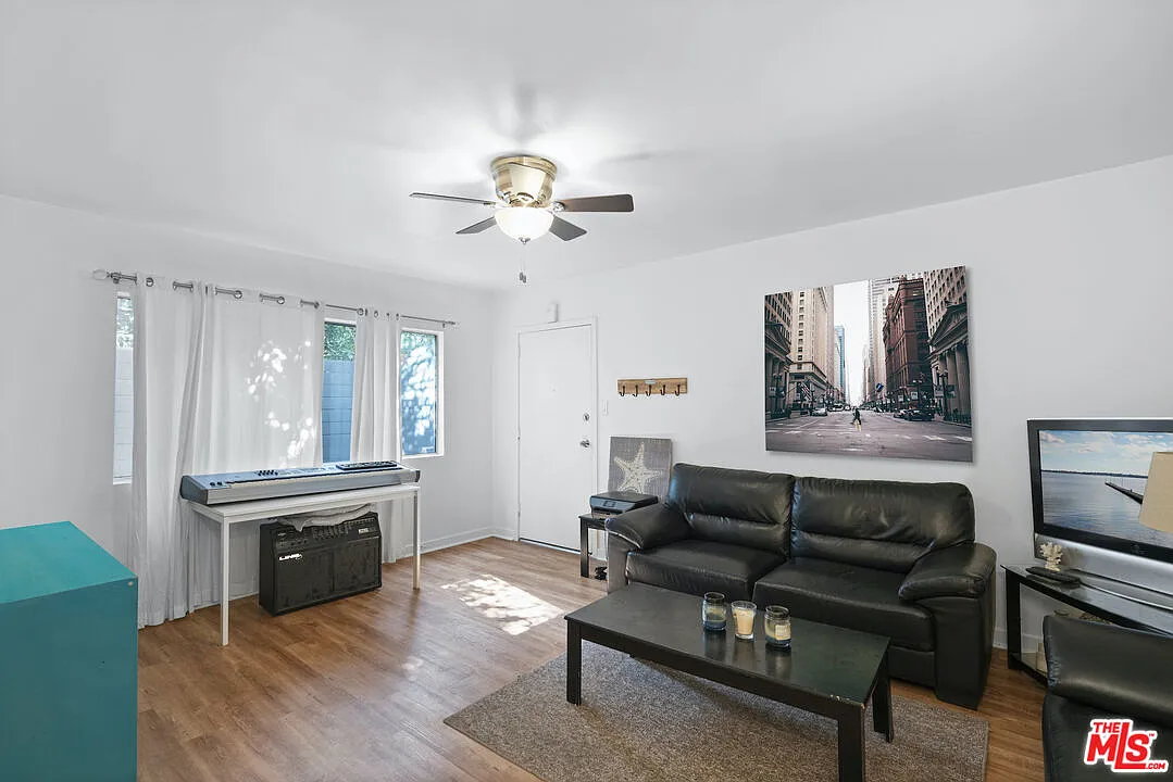3 bed, 1.0 bath, 1100 sqft, $4,555 — Photo 4