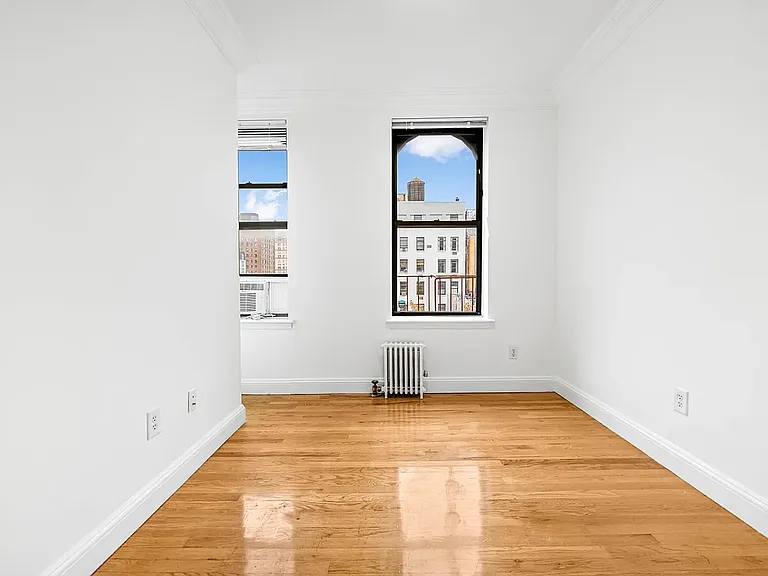 310 E 19th St #13 — Photo 3