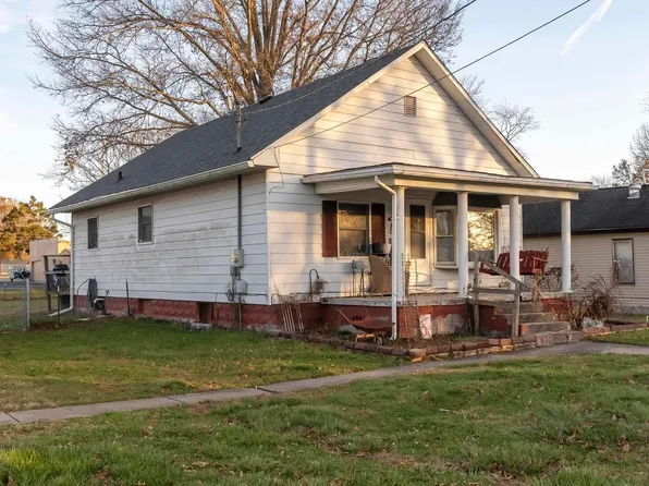 402 S Clay St, Sesser, IL 62884