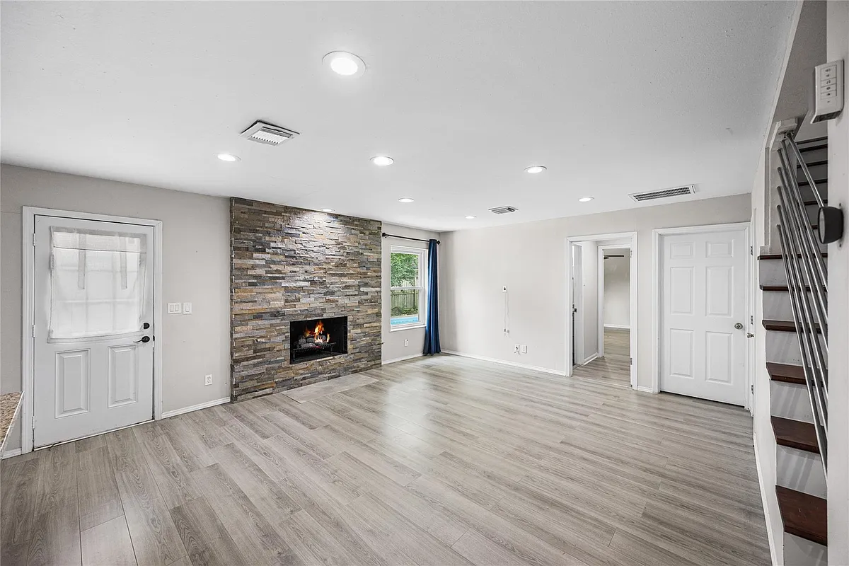 Building Photo - 9735 Philmont Dr