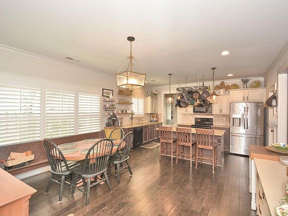 5th image of 215 Lorrin Ln